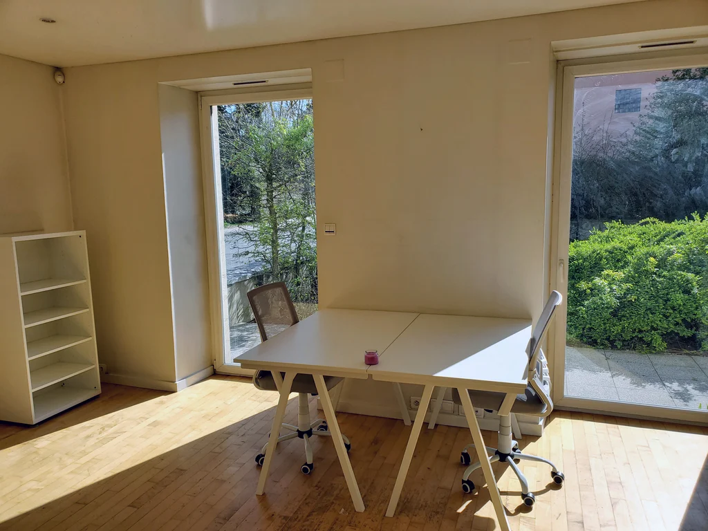 Bureau privé n° 03 : table pour deux face aux portes-fenêtres ouvertes sur le jardin
