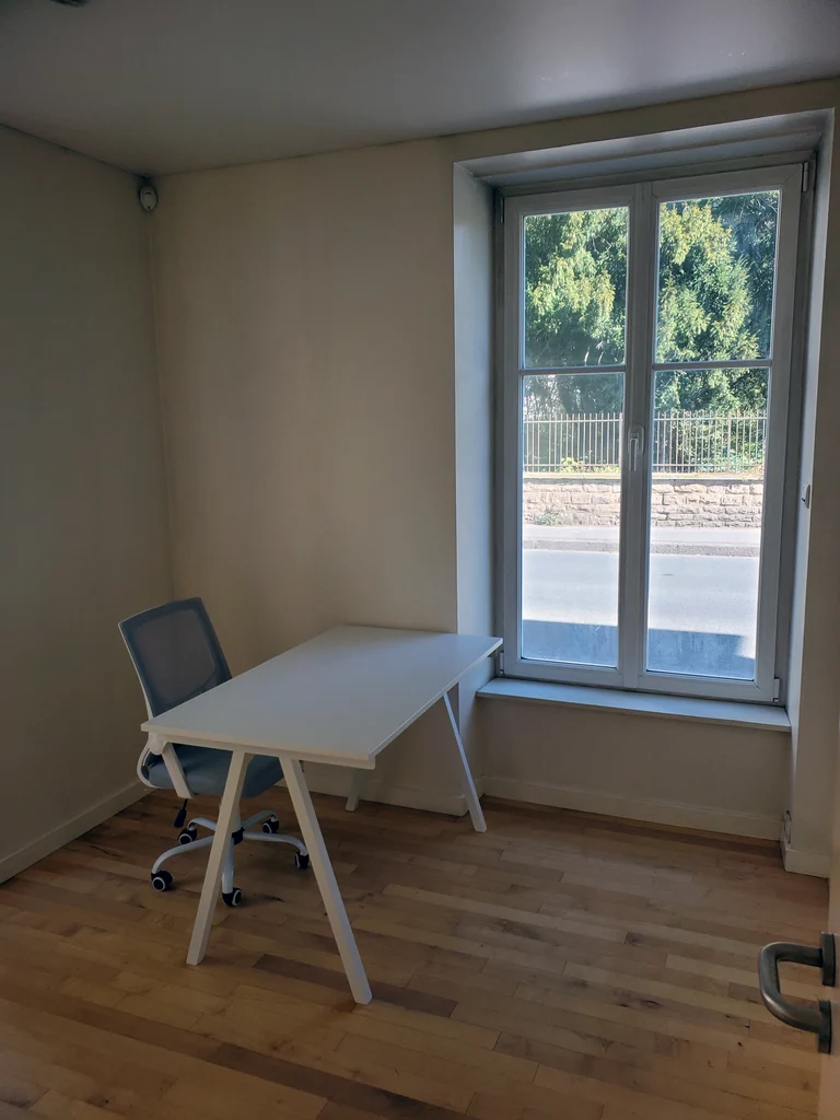 Bureau privé n° 01 : poste de travail face à la fenêtre