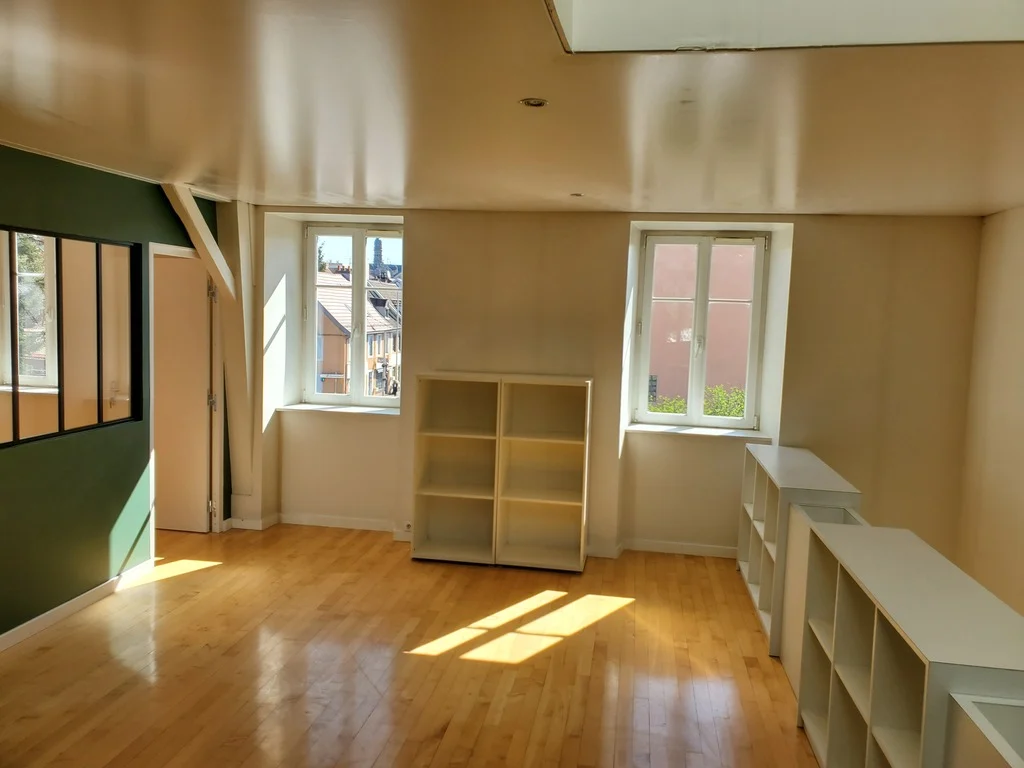 Grande pièce baignée de soleil, parquet et rangements