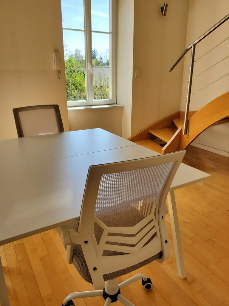 Bureaux ouverts n° 05 et 06 : poste de travail face à la fenêtre