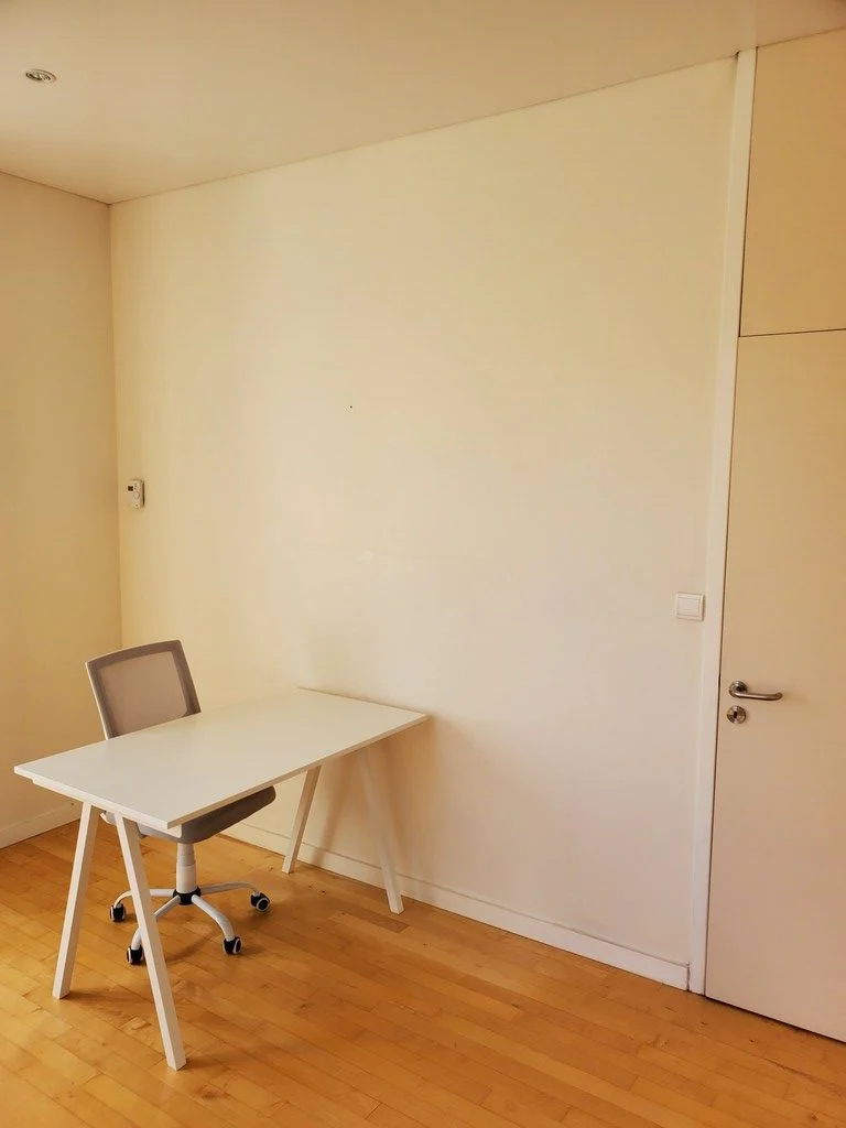 Bureau privé n° 05 : poste de travail contre un mur clair